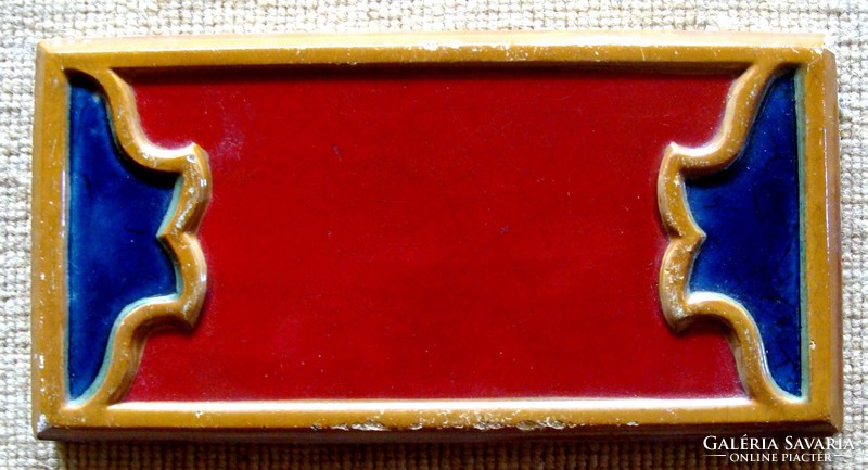 Zsolnay csempe , párdarabjai az iparművészeti múzeum bejárati csarnokát díszítik