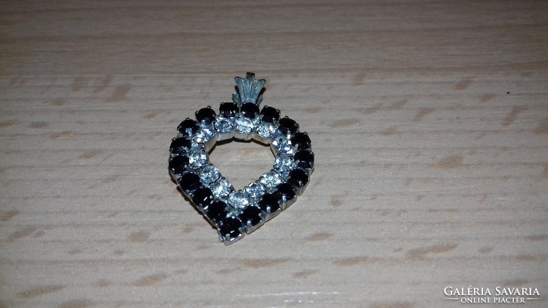 Fekete és fehér kövekkel díszített szív alakú csillogó medál 095