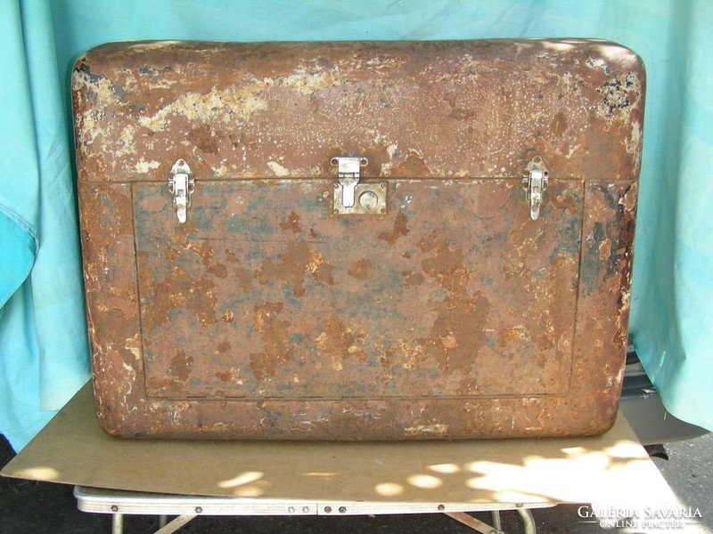 Luggage box for oldtimer vehicles