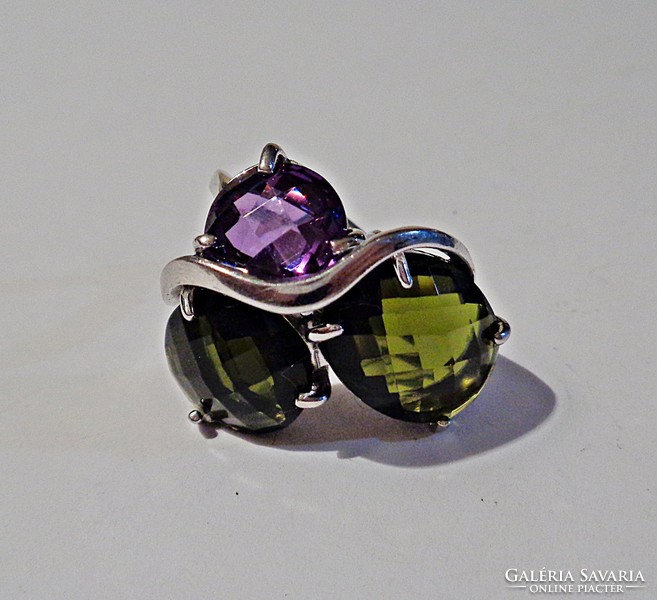 Két zöld és egy lila köves ezüst gyűrű