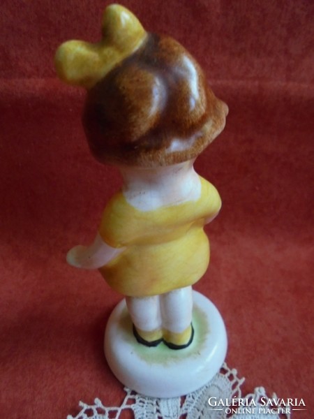 Bodrogkeresztúri sárgaruhás katicás kislány figura