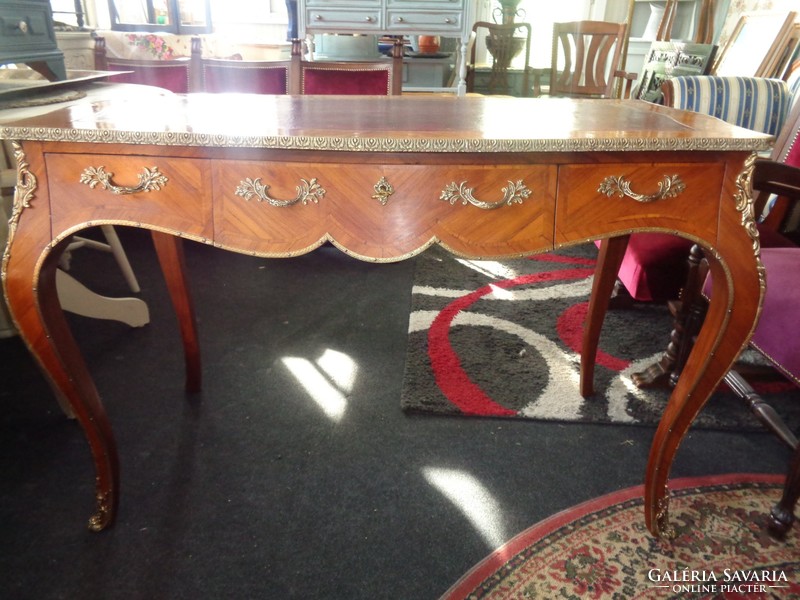 Antik bőrbetétes XV. Lajos stílusú íróasztal.