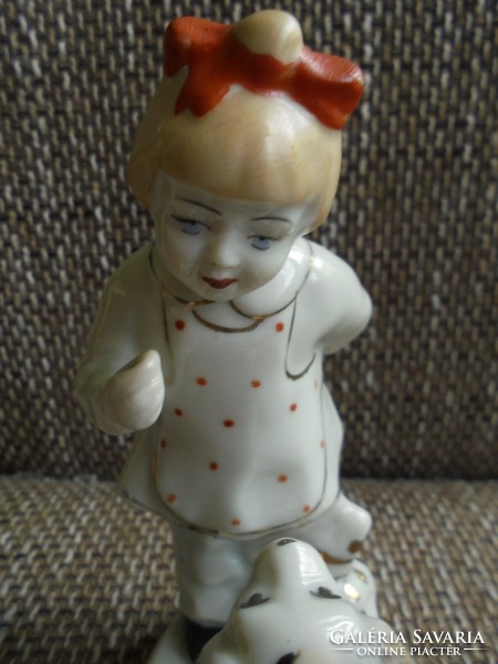 Bájos orosz porcelán figura