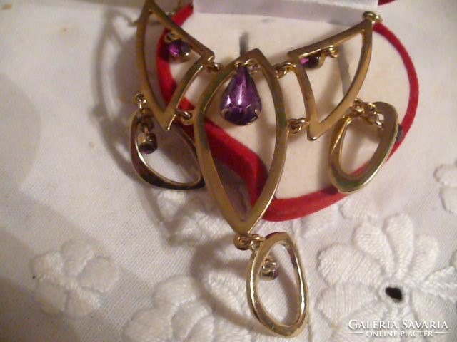 Beautiful necklace with a gold-plated purple stone