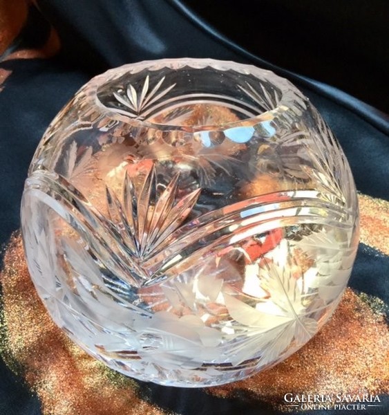 Csiszolt kristályszerű gömbölyű váza nagyon szép!