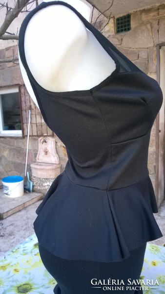 Very decorative black cocktail dress, filigree size, close to the body