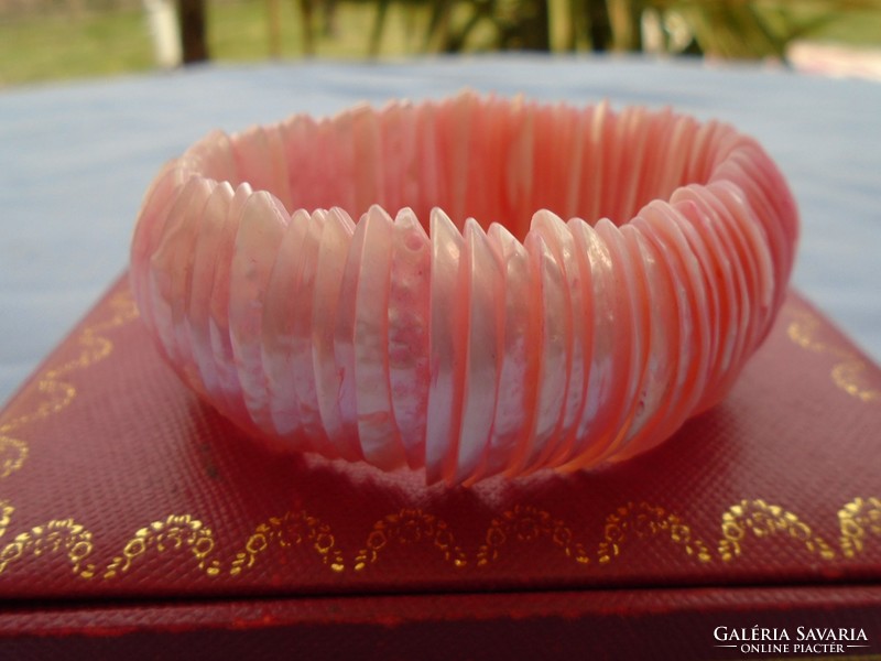 Abalone pávakagyló eredeti szinében pompázik gumis karlánc,ékszerkellék
