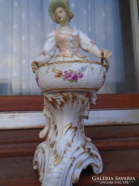 Antik  KPM  Berlin porcelán hölgy kosárral  24  cm