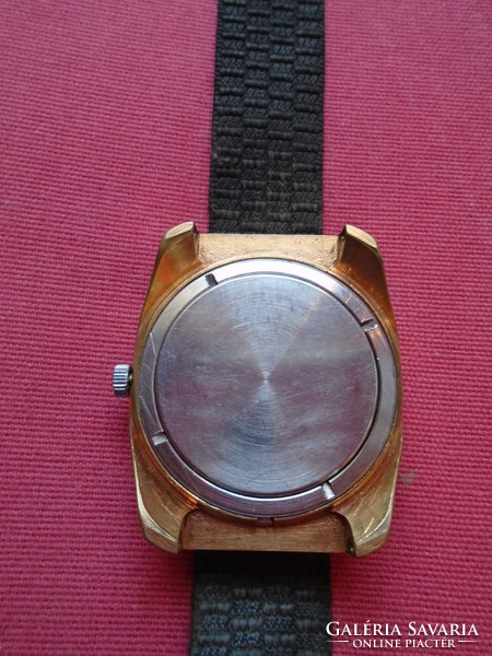 A so-called ufo poljot mechanical men's wristwatch that can be said to be huge
