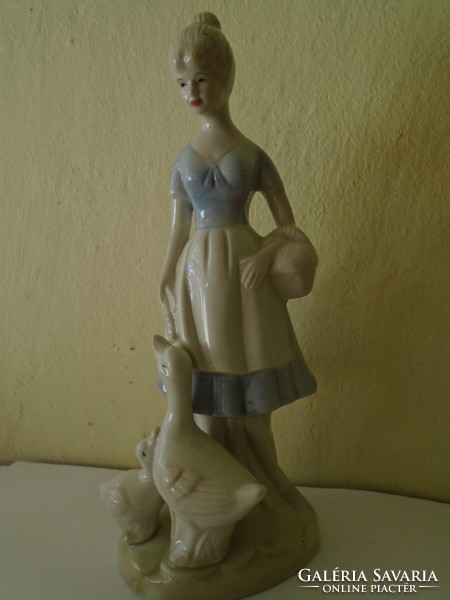 Spanyol Lladro stilusú spanyol porcelán hölgy libákat etet  22 cm magas hibátlan