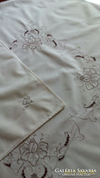Drapp, embroidered tablecloth, 80 x 80 cm