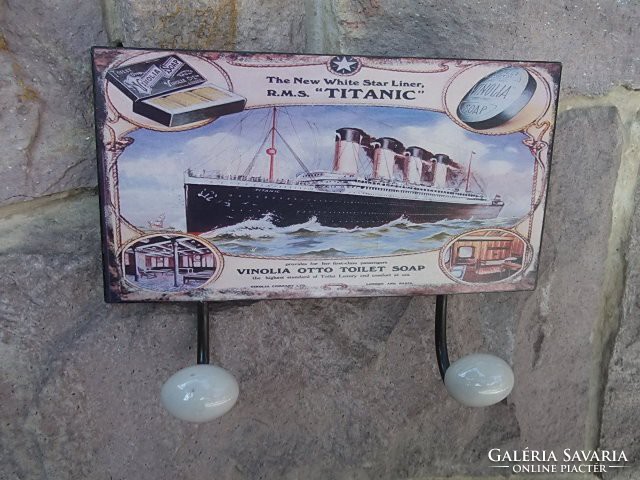 Dekoratív fali lemezfogas Titaniccal