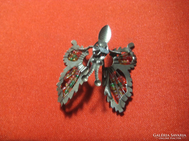 Pillangó bross  , fémből , gyöngy befűzéssel  , felvarrható , 5 cm