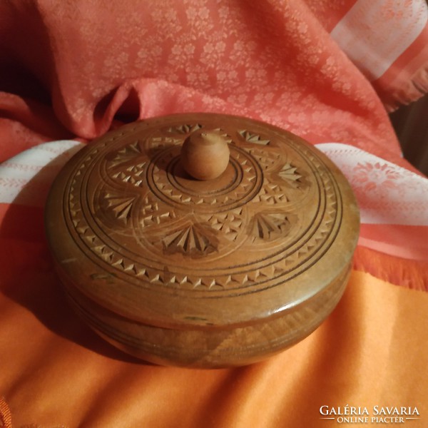 Decorated wooden tobacco holder or jewelry box round box