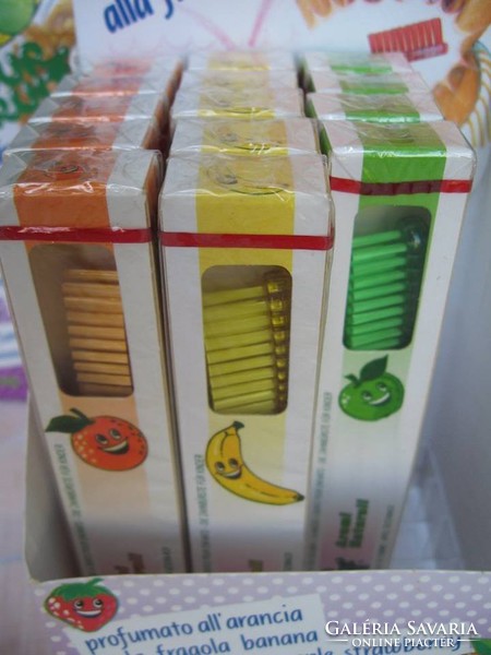 Toothbrush - Italian - fruit flavored - with natural aroma!