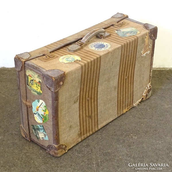 0V925 Régi utazó bőrönd koffer sok címkével