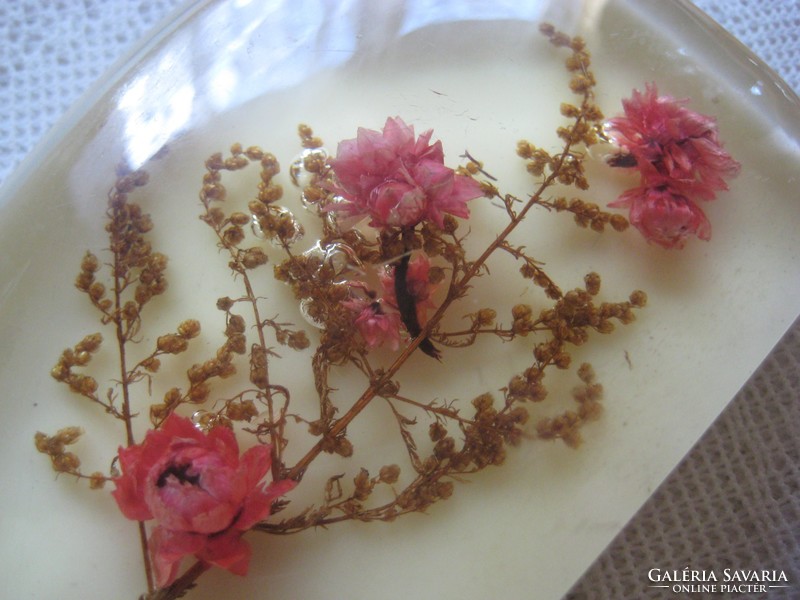 Mű gyantába  öntött   száraz virág   9,5 x 6,6 x  2  cm