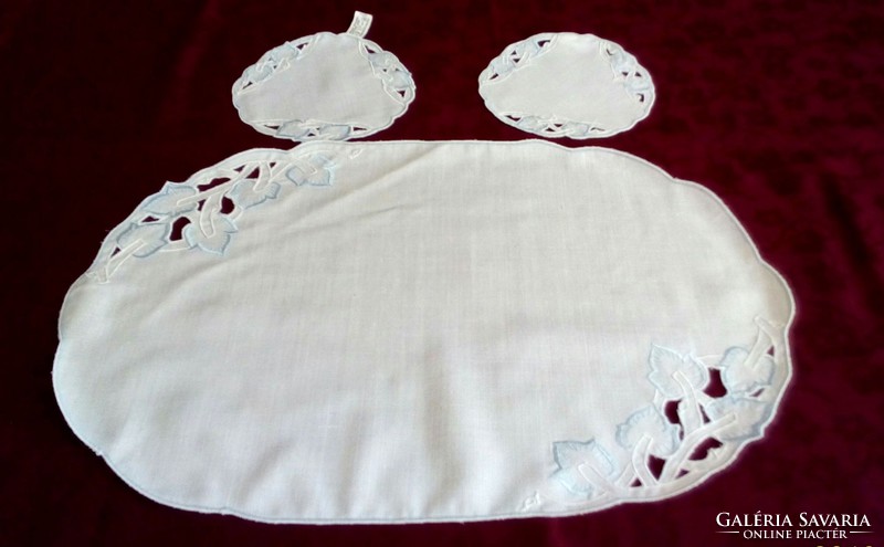 3-piece embroidered tablecloth set