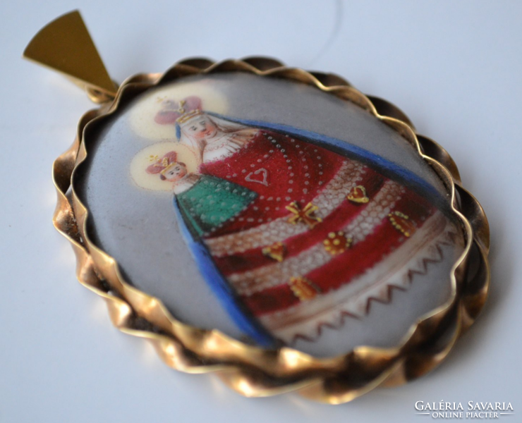 Medál arany keretben festett Madonna a Kis Jézussal 