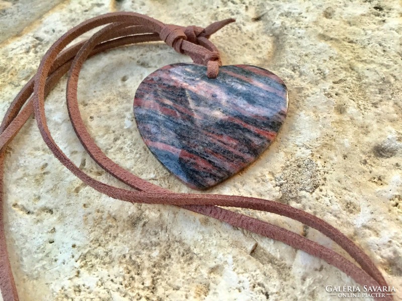 Red brown agate mineral heart-shaped pendant