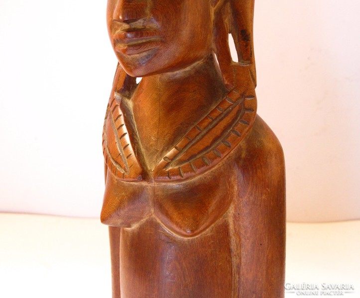 Kenyai Maszáj nő.Régi,faragott fa szobor.