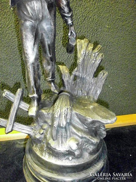 S17 Arató legény szobor kancsóval,bokállyal