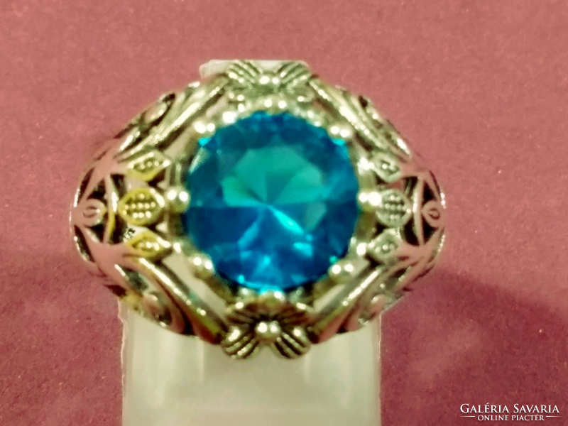 925-s ezüstel bevont, áttört virág motívumos gyűrű, kék kristállyal
