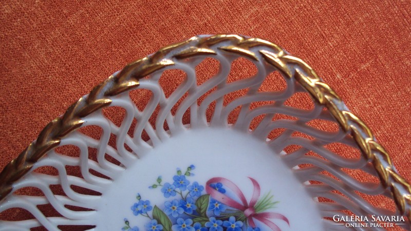 Gyönyörű nefelejcs mintás,csipkézetten áttört szélű,fonott arany peremű,szögletes porcelán tálka.