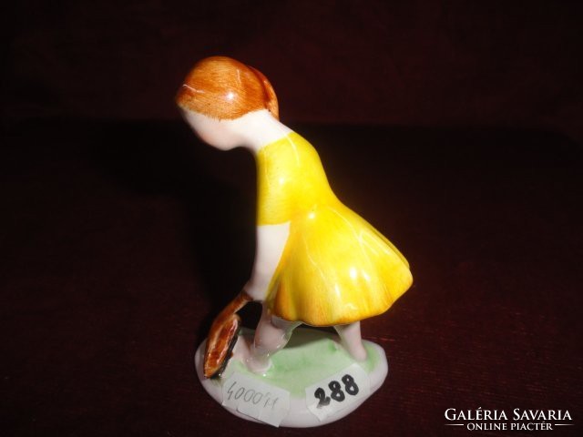 Bodrogkeresztúri figurális szobor, gereblyéző lány, 11,5 cm magas. Vanneki Jókai. !