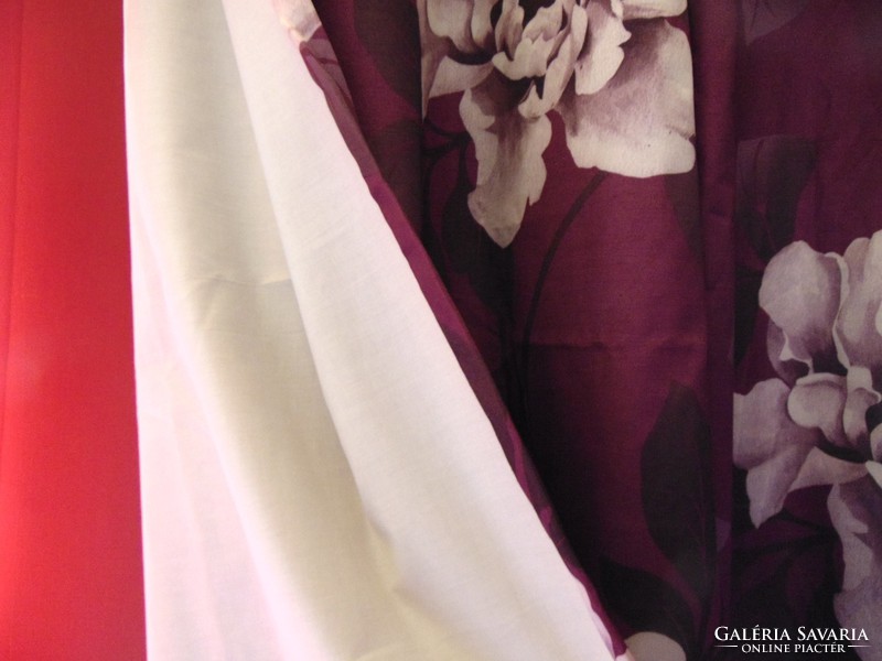 Szépséges lila alapon hatalmas pünkösdirózsás selyem sötétítő függöny párban