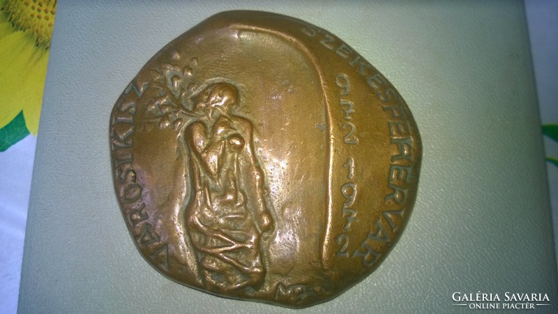 Jelzett- bronz relief-plakett