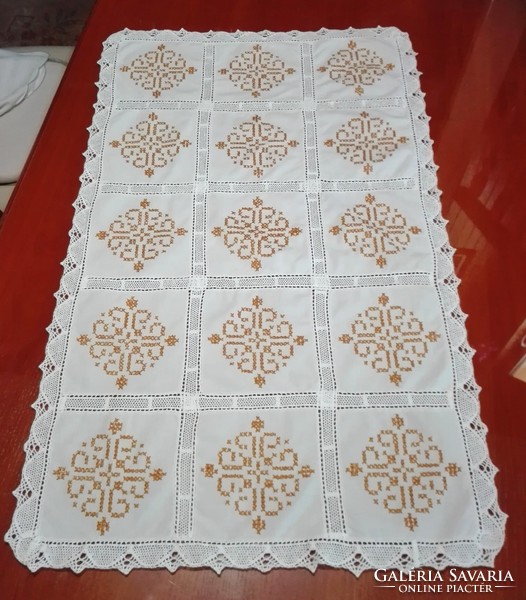 Hímzett, csipke szegélyű asztalterítő, 78 x 49 cm
