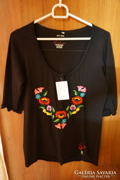  Kalocsai fekete női póló színes népművész kézi hímzéssel eladó.