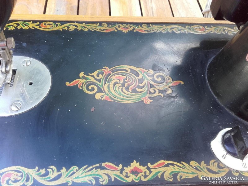 Régi orosz díszes elektromos asztali varrógép - inkább csak dekoráció, dísz