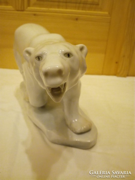 Nagyméretű ​Herendi színes porcelán jegesmedve figura