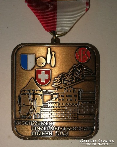 24 db-os kitüntetés gyűjtemény dobozban Svájc