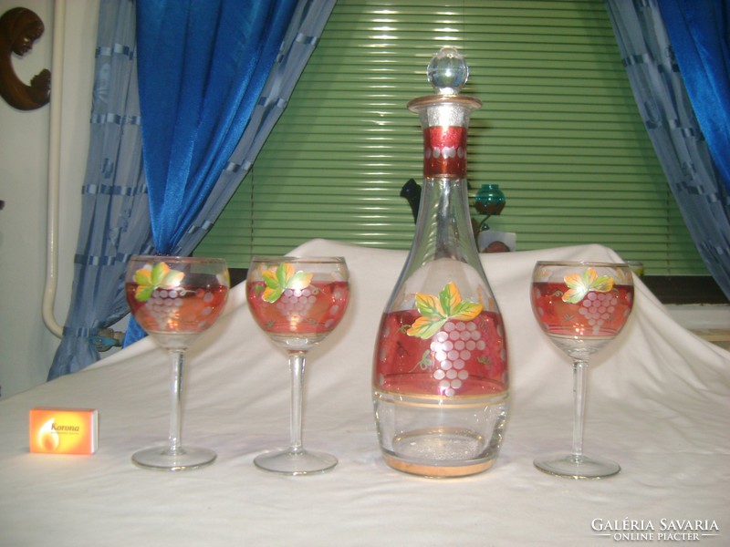 Retro, festett szőlő mintás boros készlet három talpas pohárral