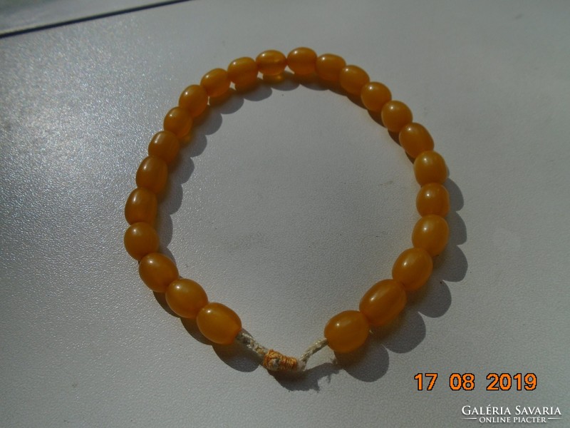 Bracelet made of honey-colored oval vinyl beads