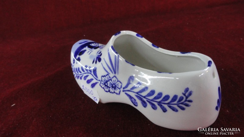 Dutch porcelain slippers with a cobalt blue pattern and a windmill. He has!