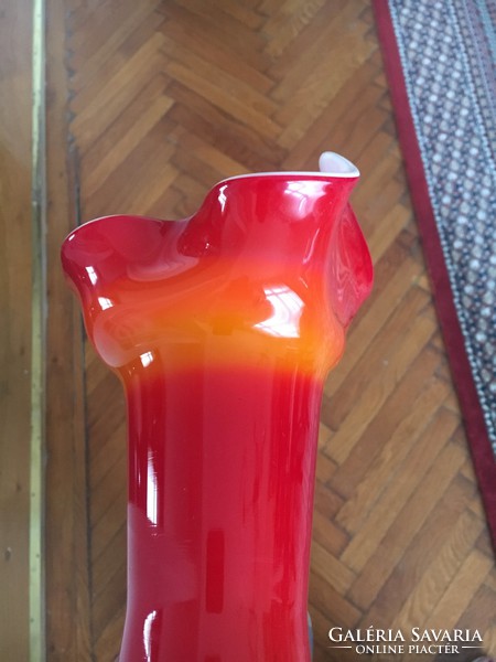 Michael Bang design, formába fúvott vörös réteges váza, Holmegaard, Dánia