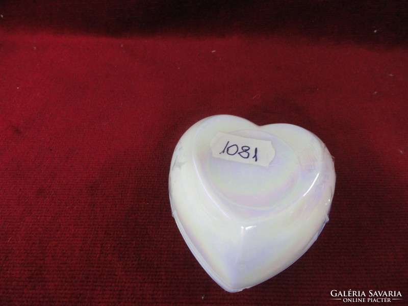 Westmoreland German glass, heart-shaped jewelry holder. 8 X 8 cm. He has!