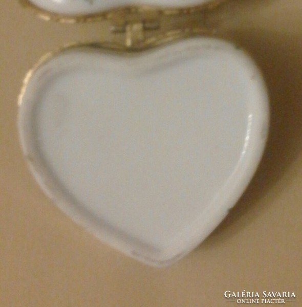 Szív alakú porcelán ékszertartó dobozka