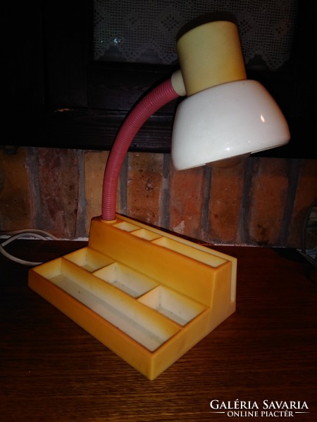 Retro Szarvasi rózsaszín gégecsöves műanyag  és fém íróasztali lámpa ,írószertartóval