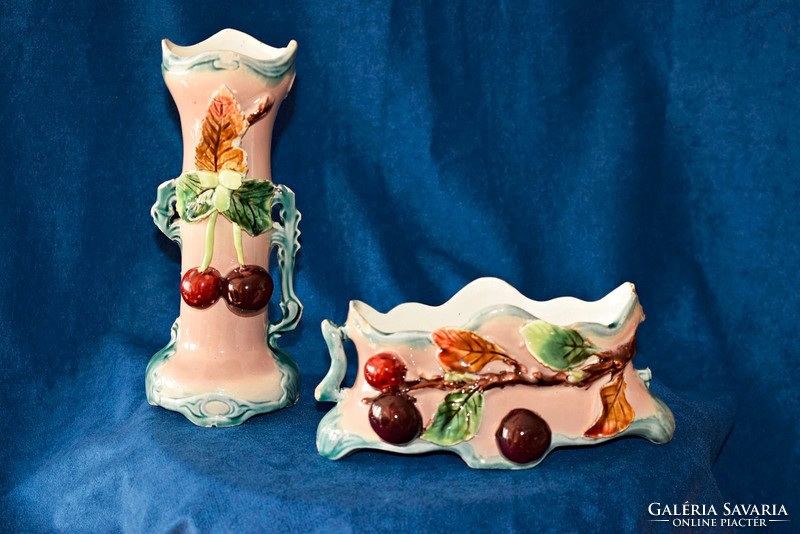 From 1850-1890, alt wien, vase and centerpiece of Austrian majolica, damaged.