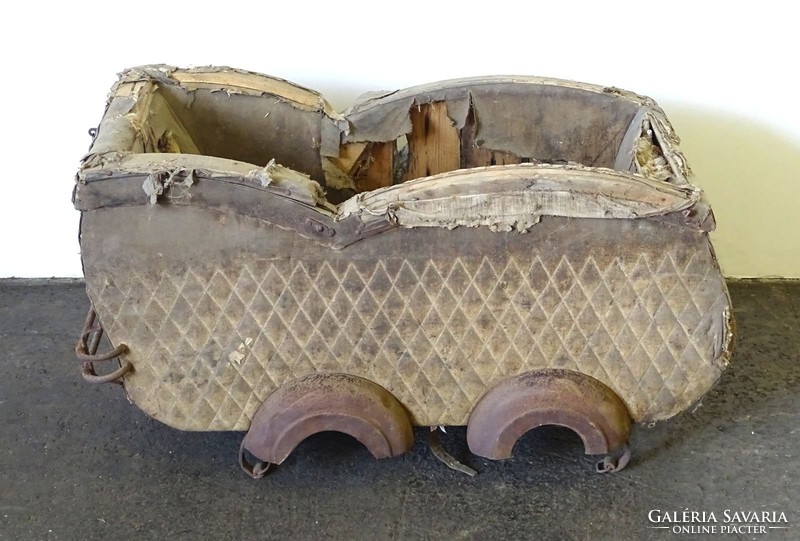 0X959 Antik hatalmas babakocsi roncsolt állapotban