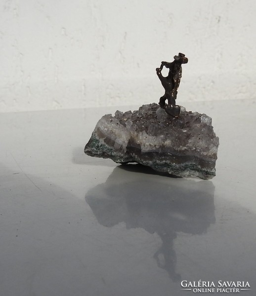 Ametiszt rög bronz bányász minifigurával