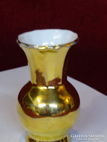 Austrian gold commemorative vase with view of Stephansdom. He has!