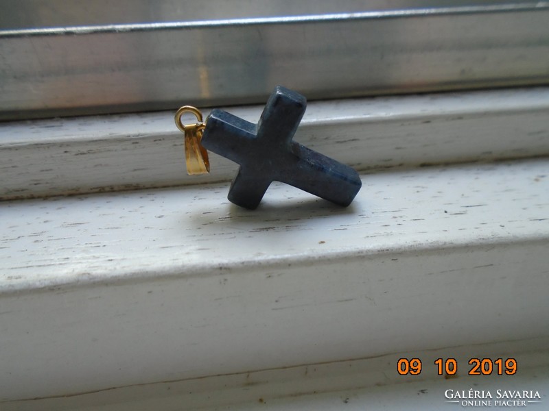 Mineral cross pendant with gold-plated socket