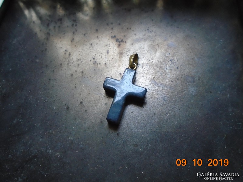 Mineral cross pendant with gold-plated socket