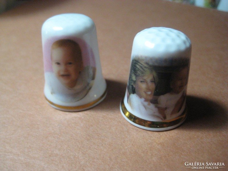 Angol  porcelán gyűszűk   Diána és a kis herceg     2 db  23 x 27  mm